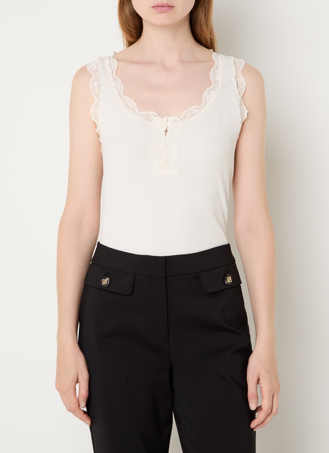 NIKKIE Arlynn tanktop met ribstructuur en details van kant - detail 4 gebroken wit