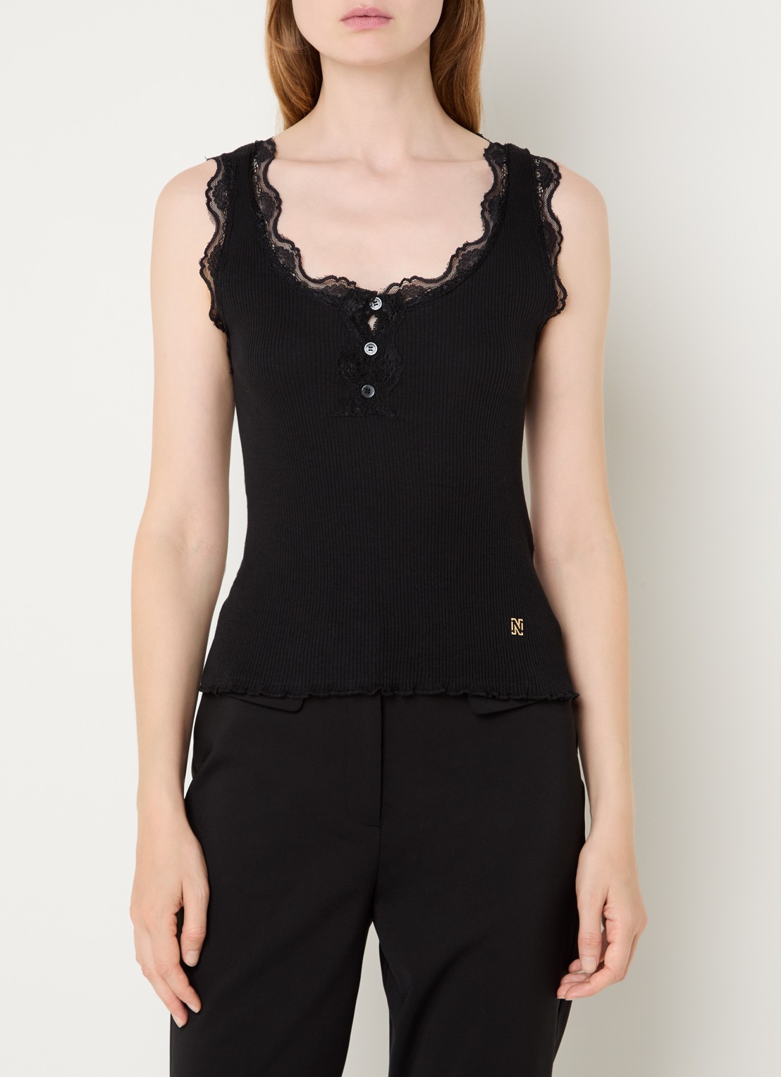 NIKKIE Arlynn tanktop met ribstructuur en details van kant - detail zwart