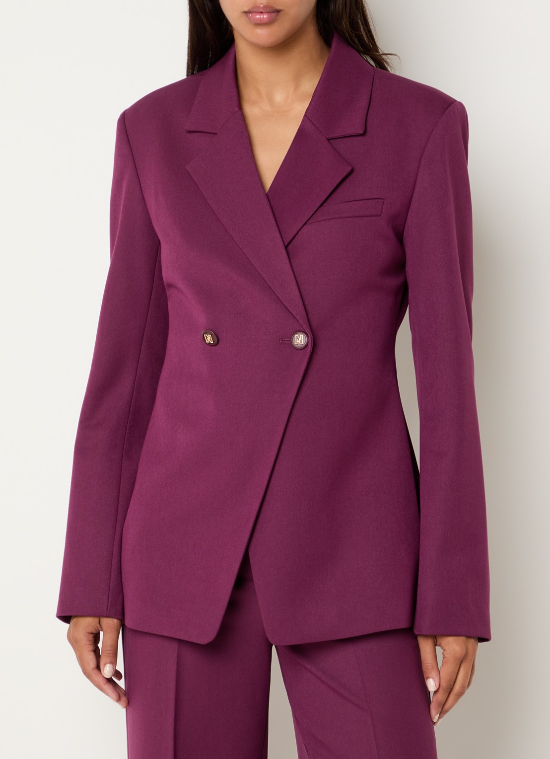 NIKKIE Ashira double-breasted blazer met schoudervulling - detail aubergine