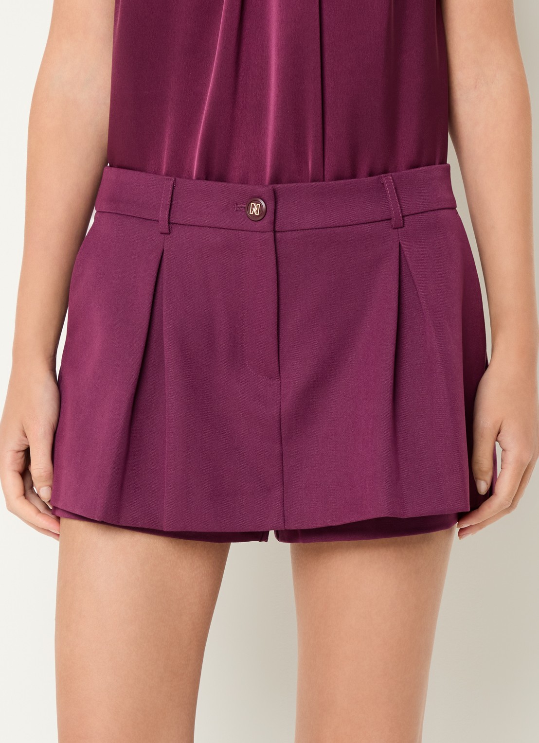 NIKKIE Ashira mini rok met plooidetail - detail aubergine