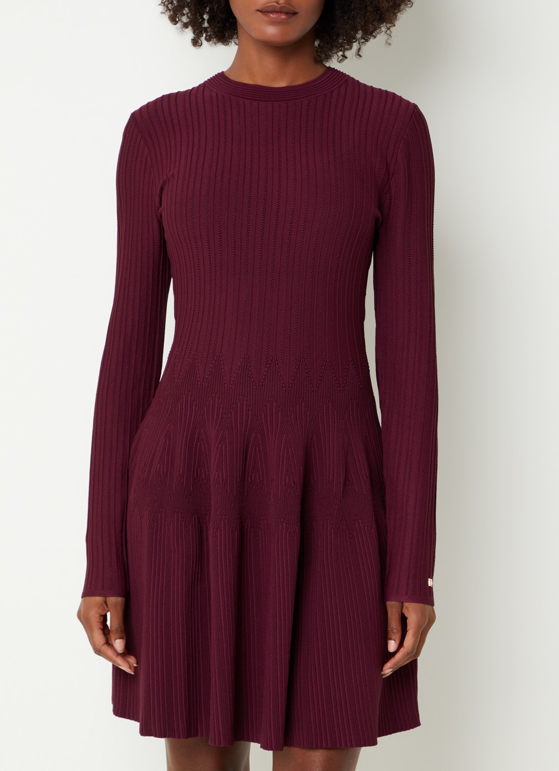 NIKKIE Aubrie midi jurk met structuur - detail aubergine