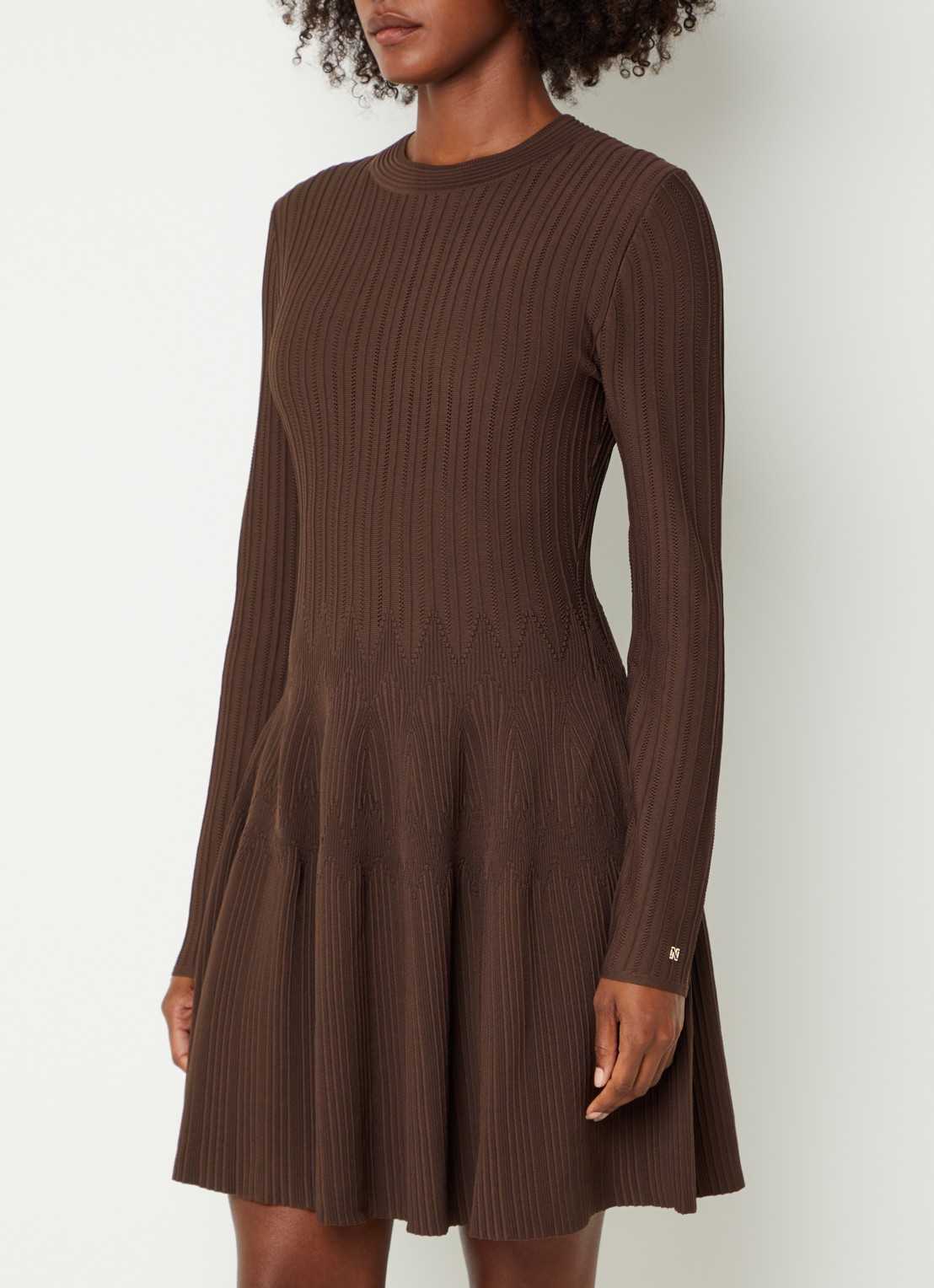 NIKKIE Aubrie midi jurk met structuur - detail 2 donkerbruin