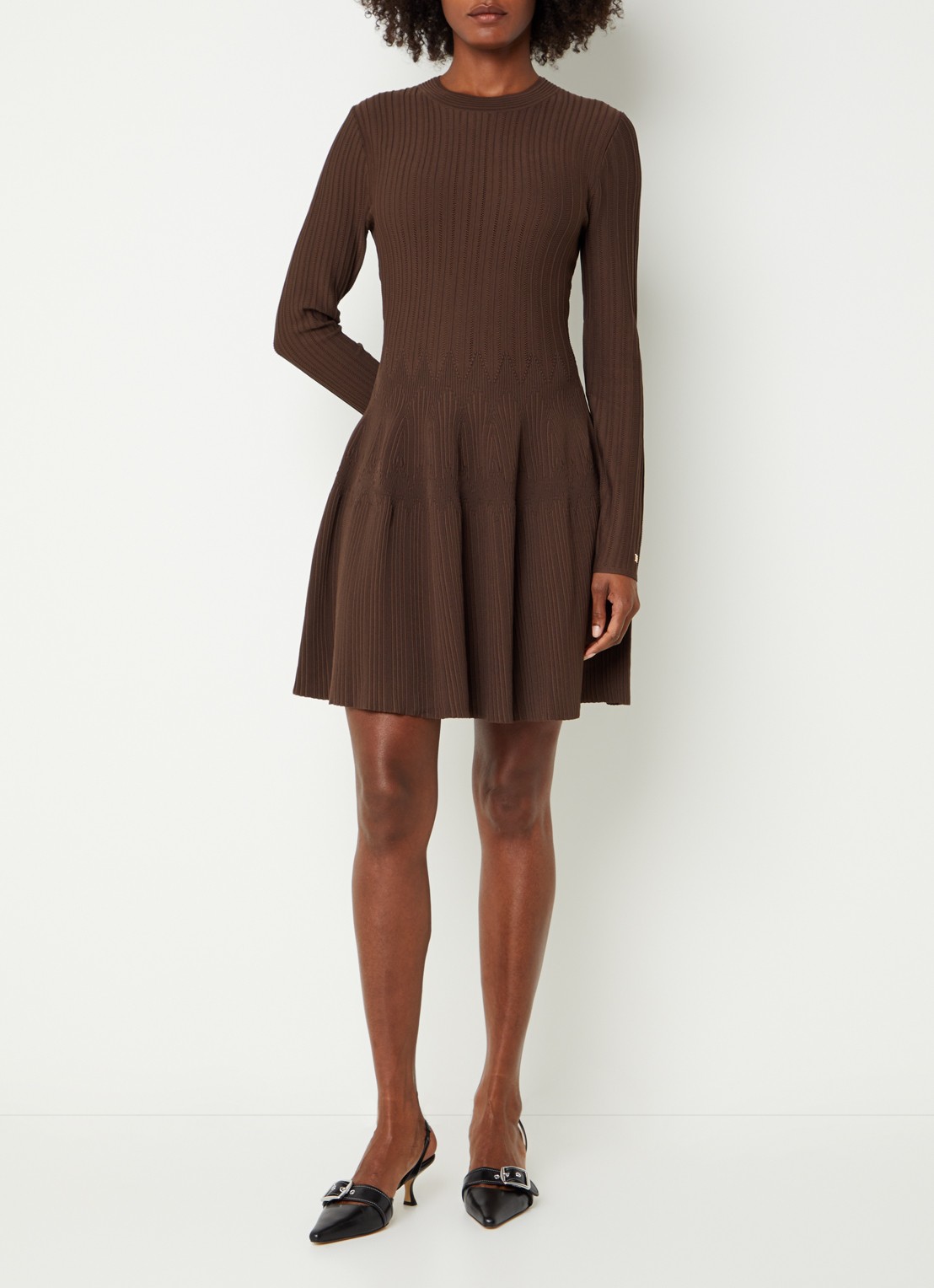 NIKKIE Aubrie midi jurk met structuur - voorkant 4 donkerbruin