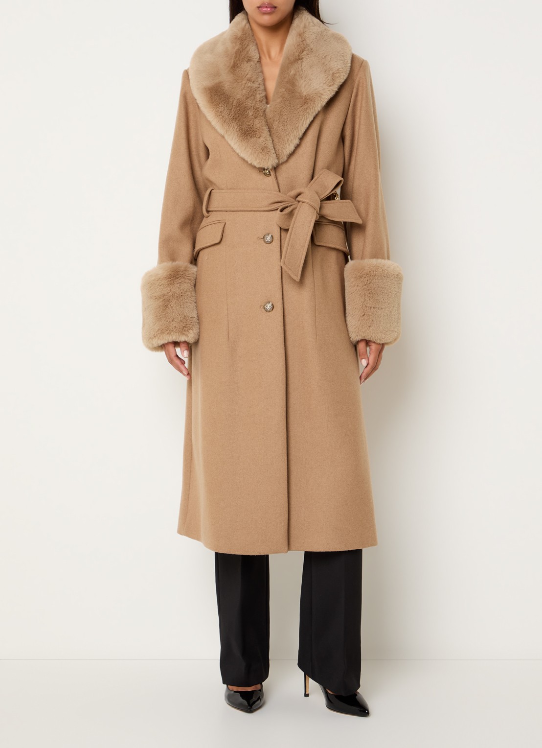NIKKIE Auria mantel in wolblend met details van imitatiebont - detail camel