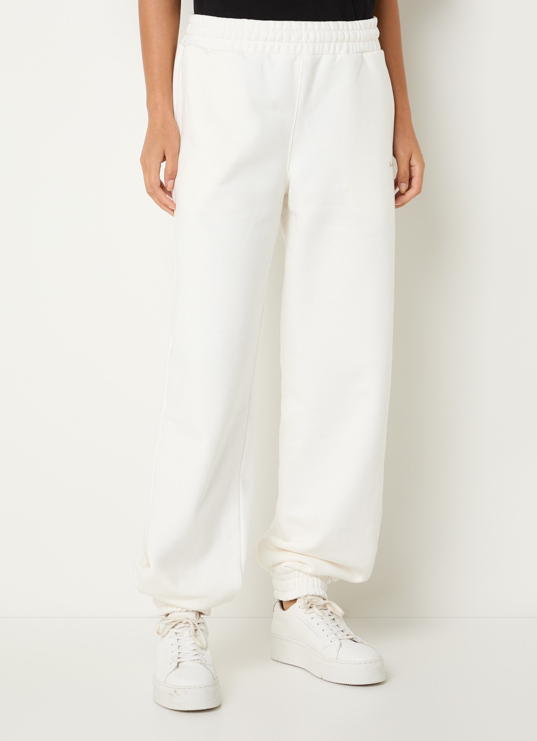 NIKKIE Avaleigh loose fit tappered fit joggingbroek met logo - detail creme