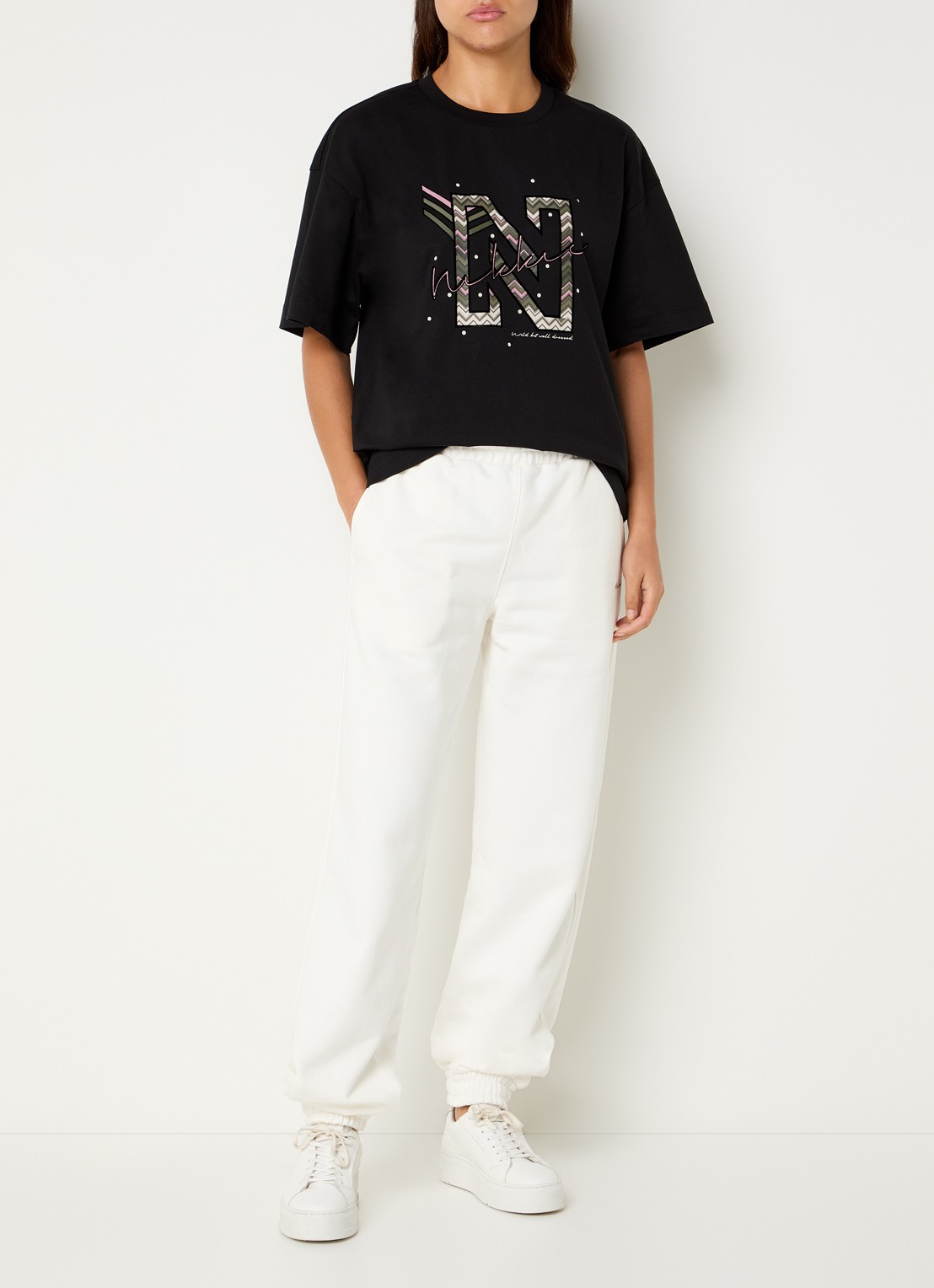 NIKKIE Avaleigh loose fit tappered fit joggingbroek met logo - voorkant 4 creme