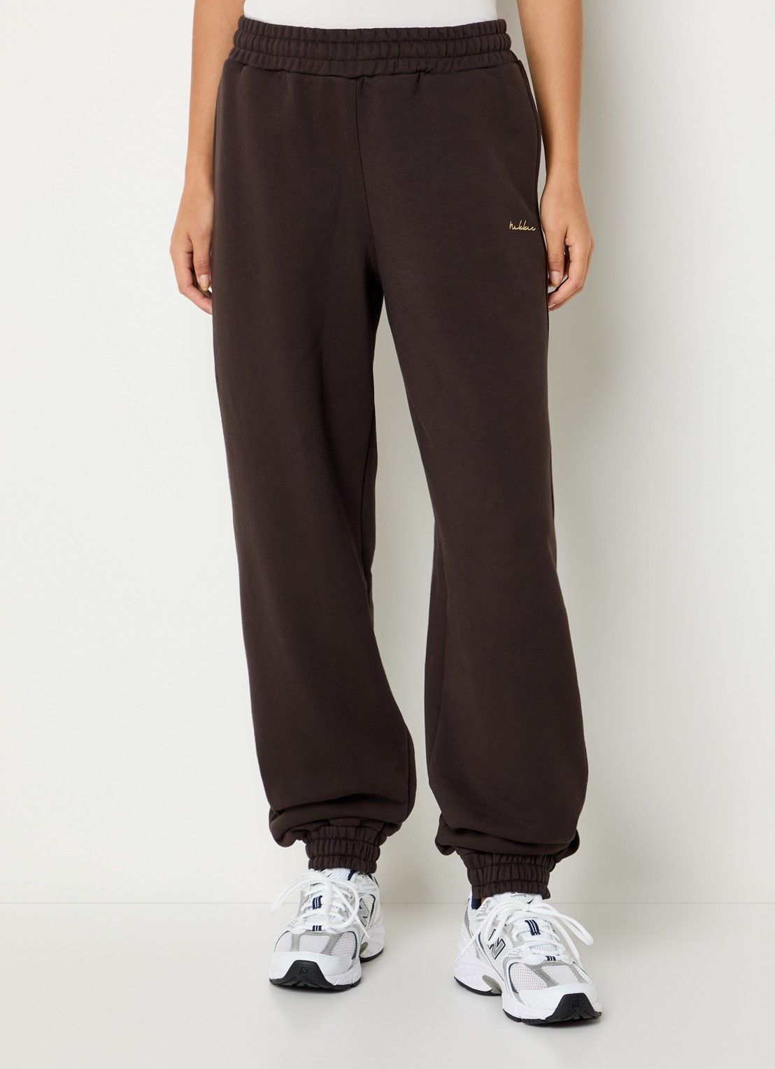 NIKKIE Avaleigh loose fit tappered fit joggingbroek met logo - detail 3 donkerbruin