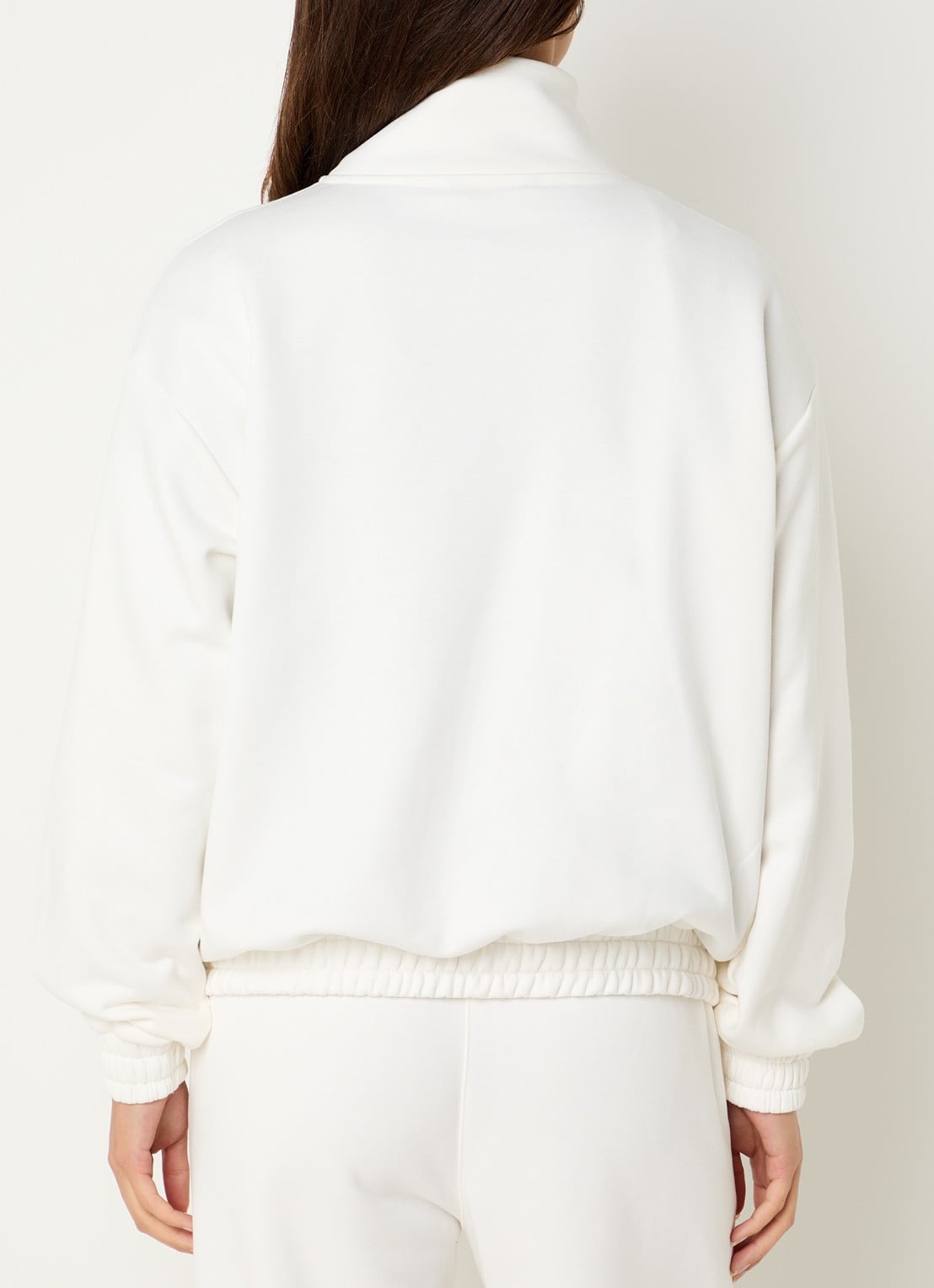 NIKKIE Avaleigh sweater met halve rits en logo - achterkant 4 creme