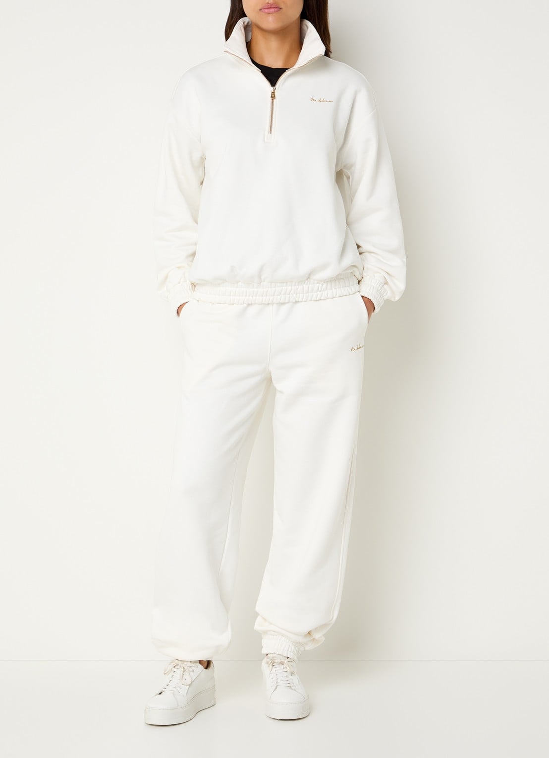 NIKKIE Avaleigh sweater met halve rits en logo - voorkant 3 creme