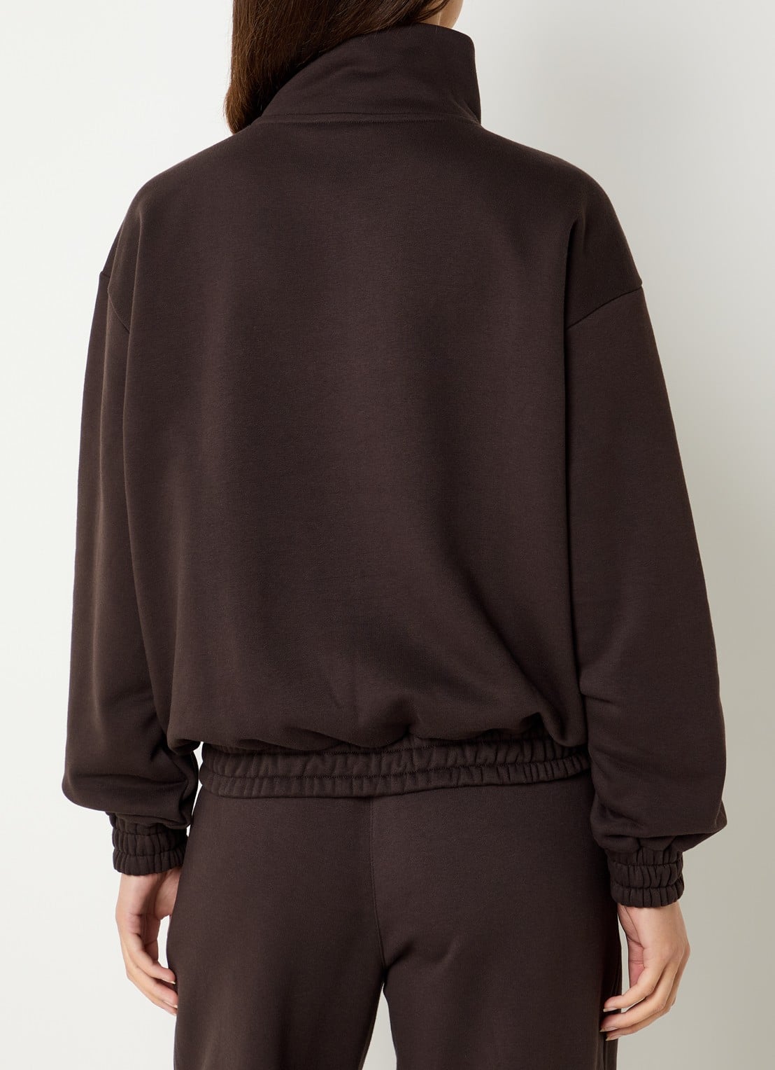 NIKKIE Avaleigh sweater met halve rits en logo - achterkant chocoladebruin