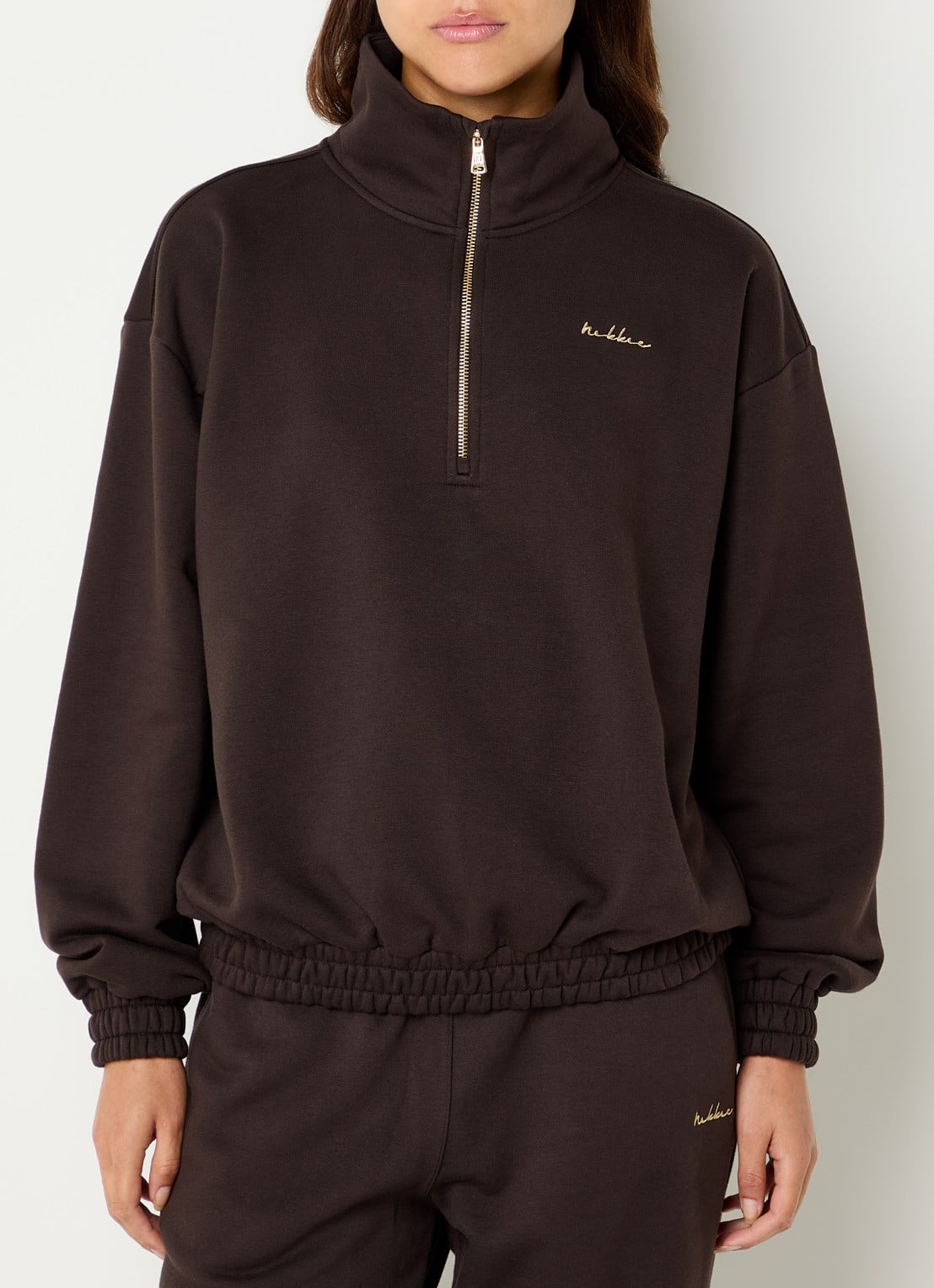 NIKKIE Avaleigh sweater met halve rits en logo - detail 2 chocoladebruin