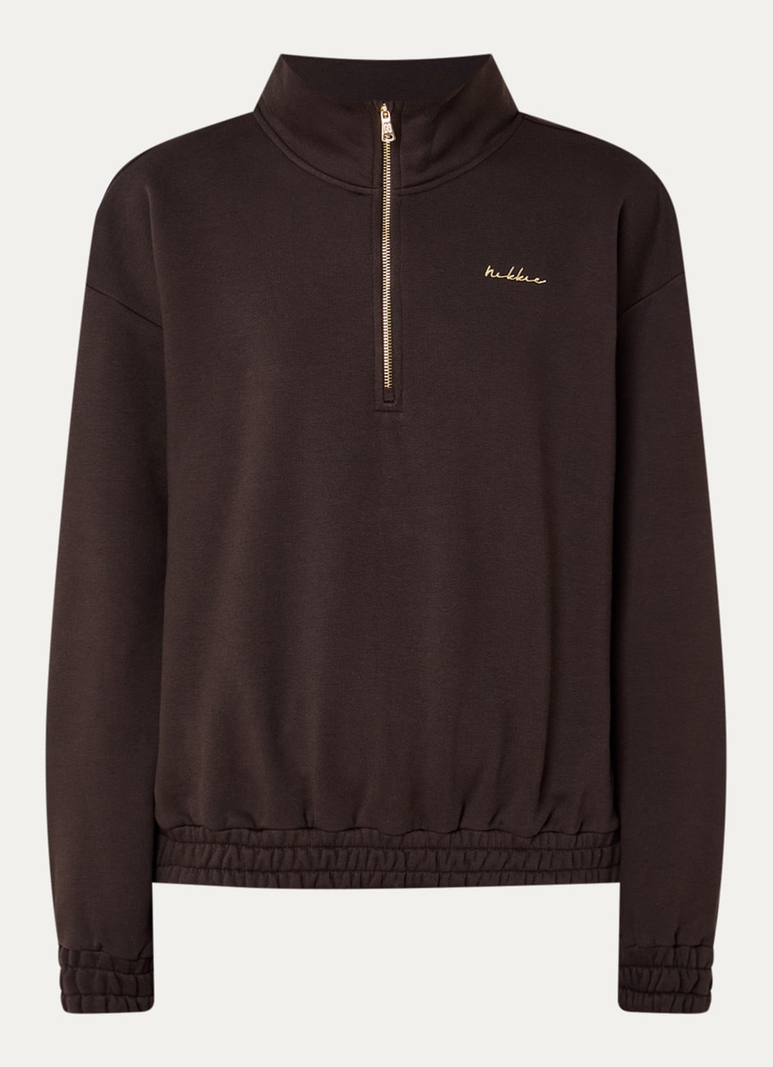 NIKKIE Avaleigh sweater met halve rits en logo - voorkant 3 chocoladebruin