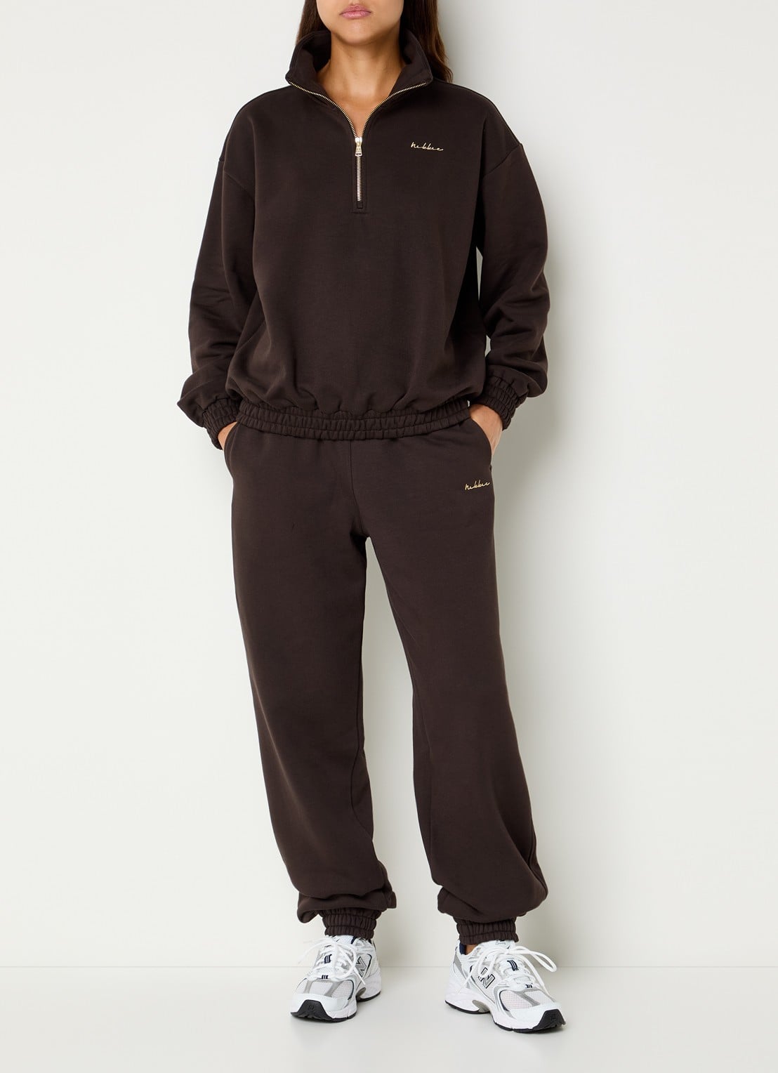 NIKKIE Avaleigh sweater met halve rits en logo - voorkant 4 chocoladebruin