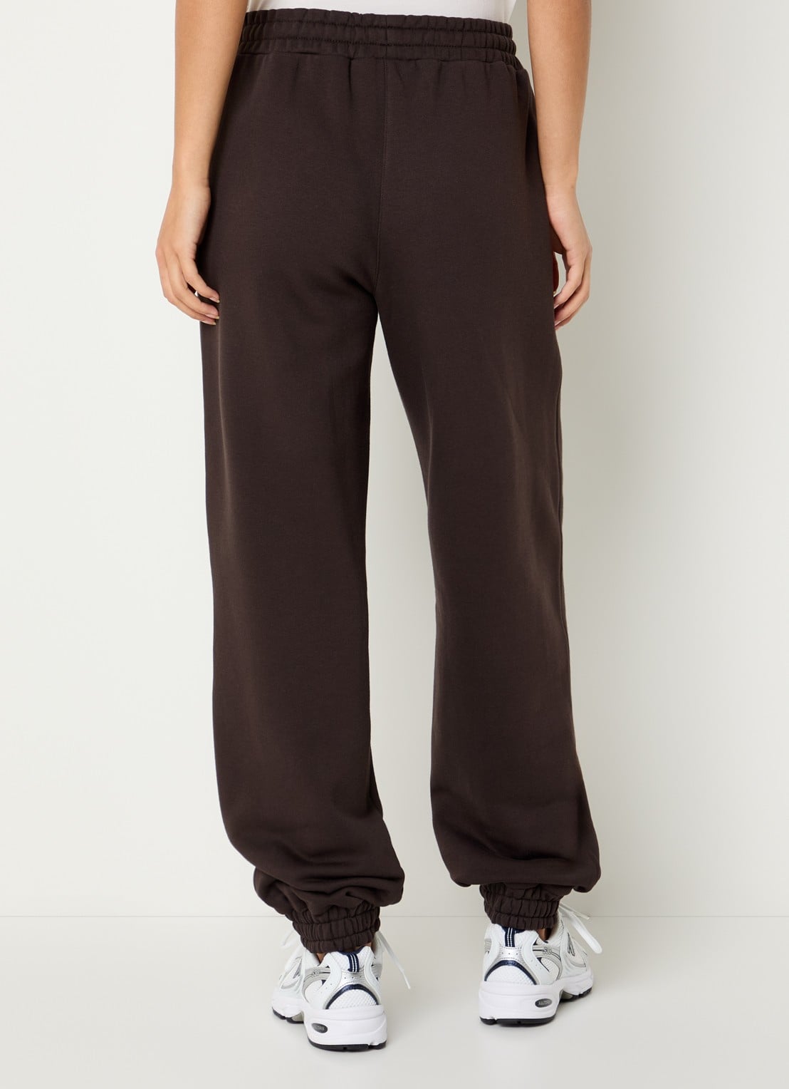 NIKKIE Avaleigh tappered fit joggingbroek met logo - achterkant 4 donkerbruin