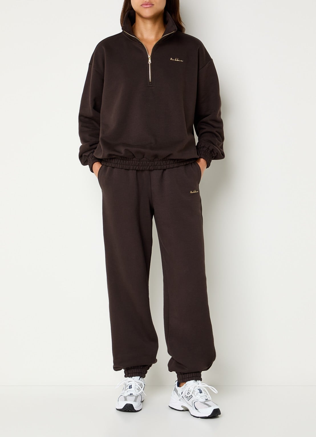 NIKKIE Avaleigh tappered fit joggingbroek met logo - voorkant 2 donkerbruin