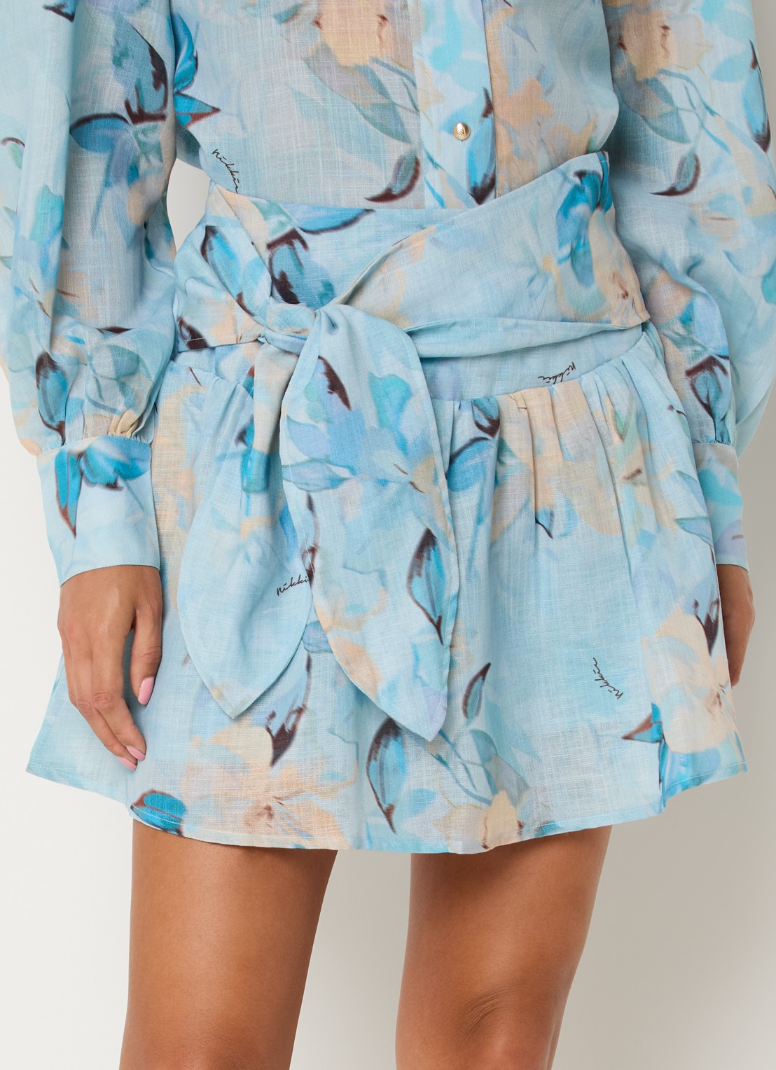 NIKKIE Avalon midi plooirok met bloemenprint en geknoopt detail - detail lichtblauw