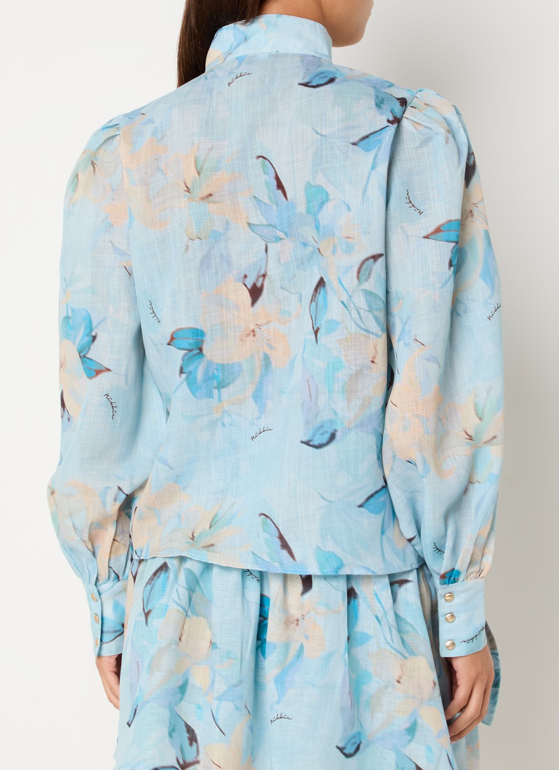 NIKKIE Avalon semi-transparante blouse met bloemprint  - achterkant 3 lichtblauw