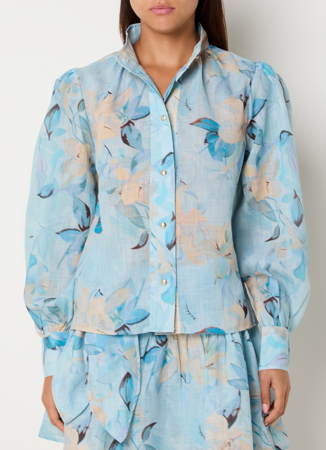 NIKKIE Avalon semi-transparante blouse met bloemprint  - detail 4 lichtblauw
