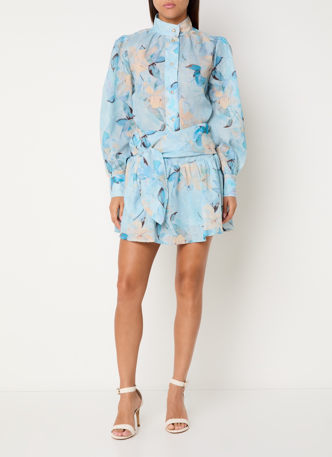 NIKKIE Avalon semi-transparante blouse met bloemprint  - voorkant 2 lichtblauw