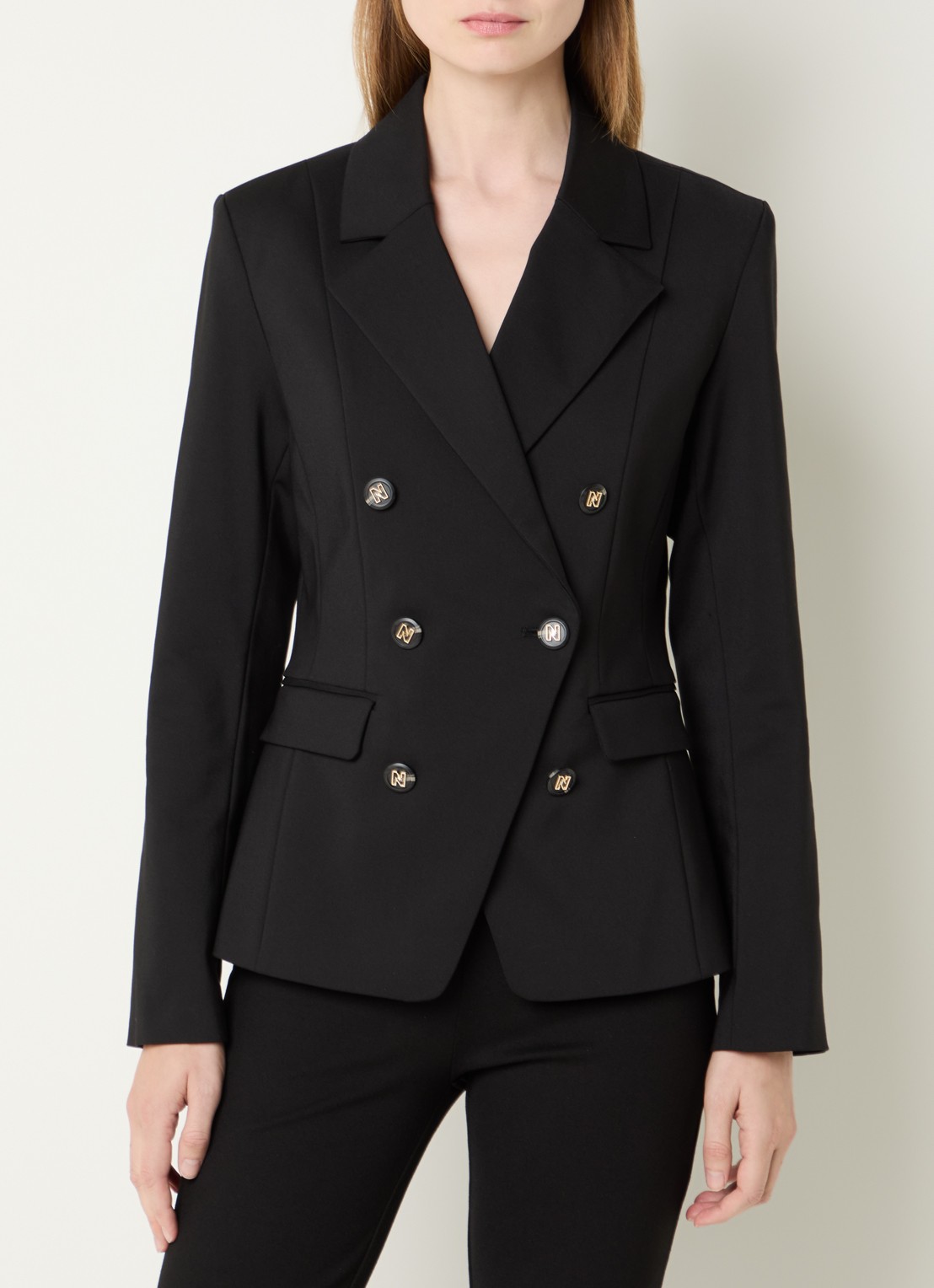 NIKKIE Ayden high waist flared fit pantalon met paspelzakken - detail 4 zwart
