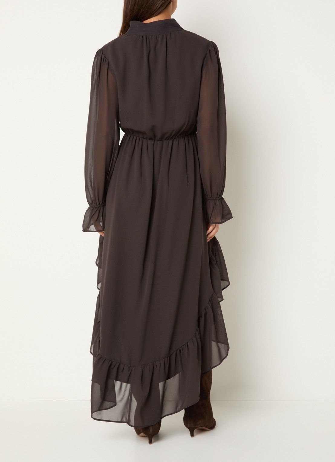 NIKKIE Aylin mini blousejurk met volant en v-hals  - achterkant 4 chocoladebruin