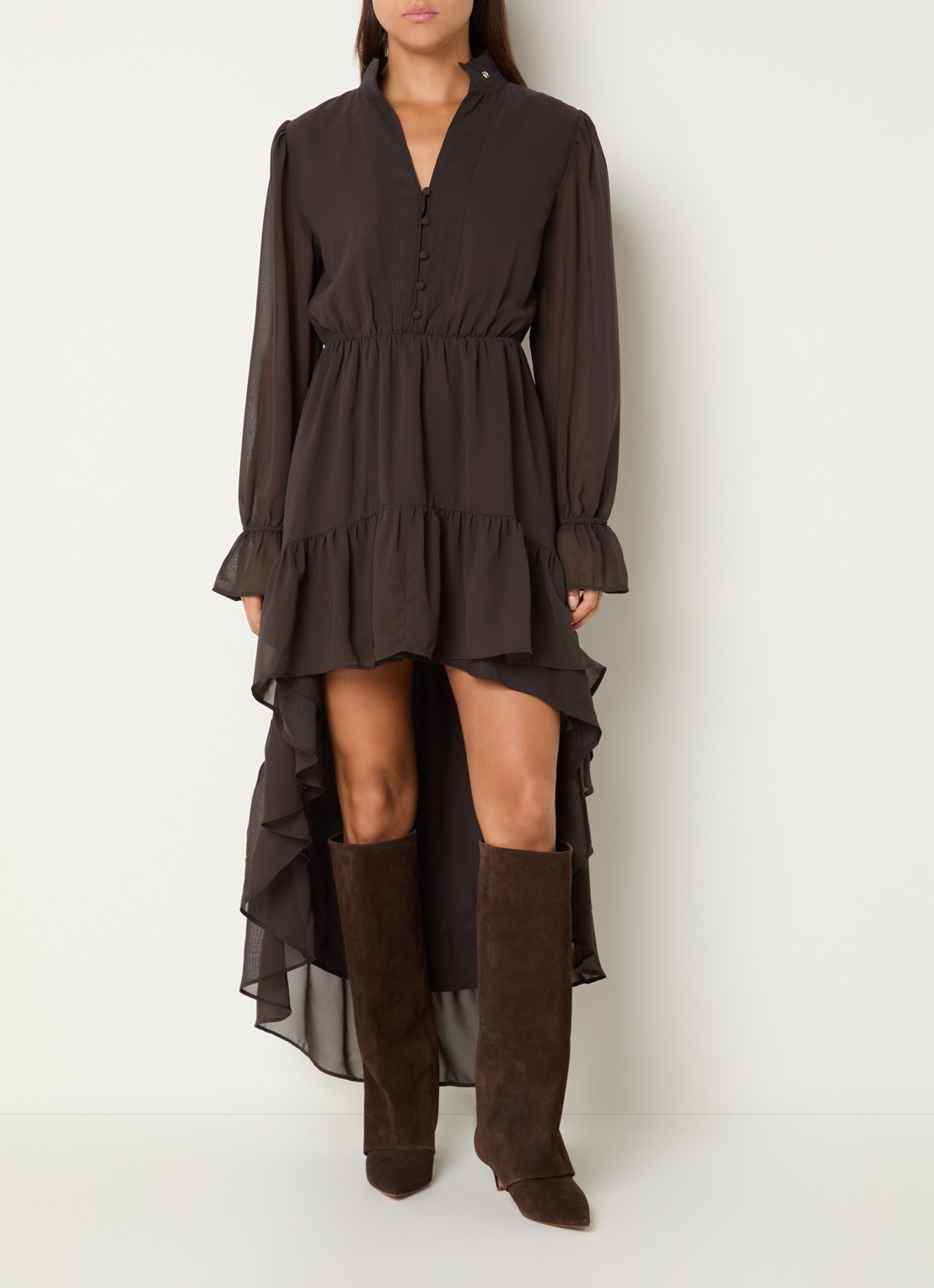 NIKKIE Aylin mini blousejurk met volant en v-hals  - detail 3 chocoladebruin