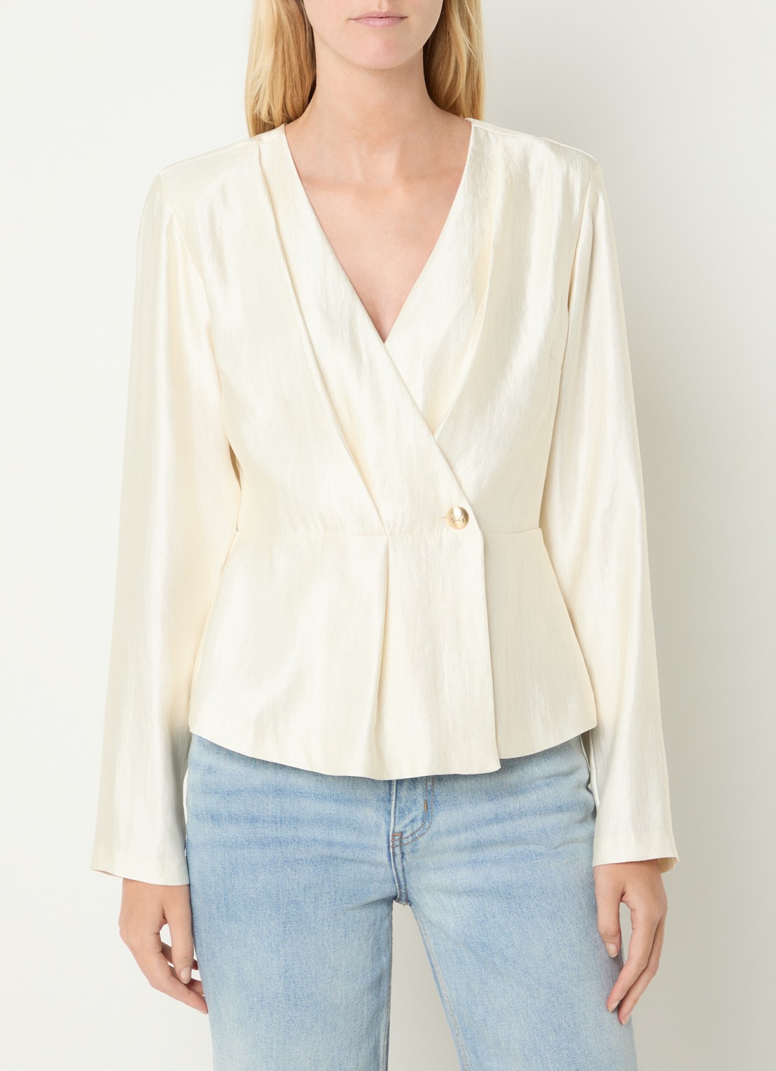 NIKKIE Aymee tuniek met schoudervulling en V-hals - detail 4 gebroken wit