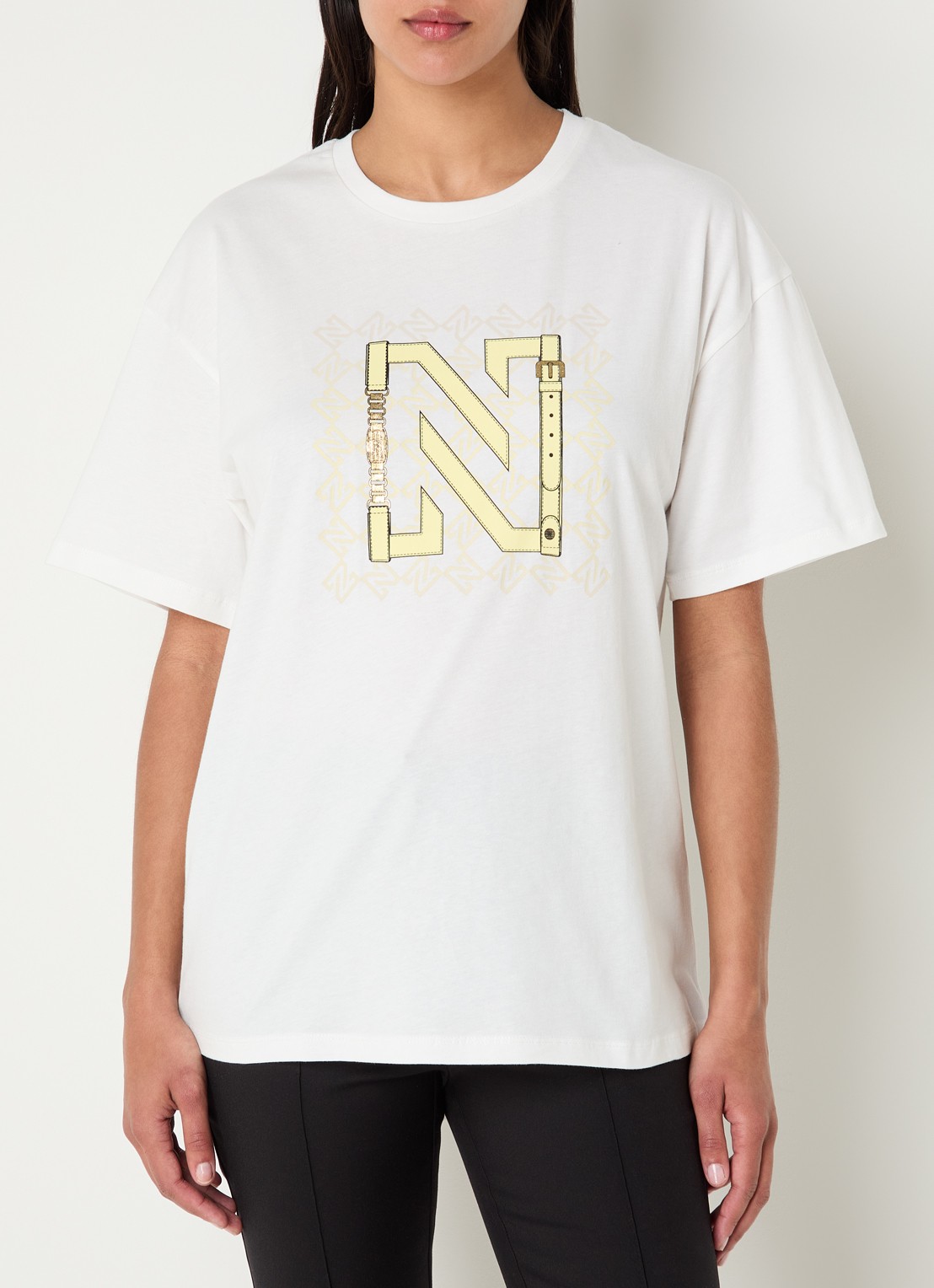 NIKKIE Chain T-shirt met print - detail 3 geel