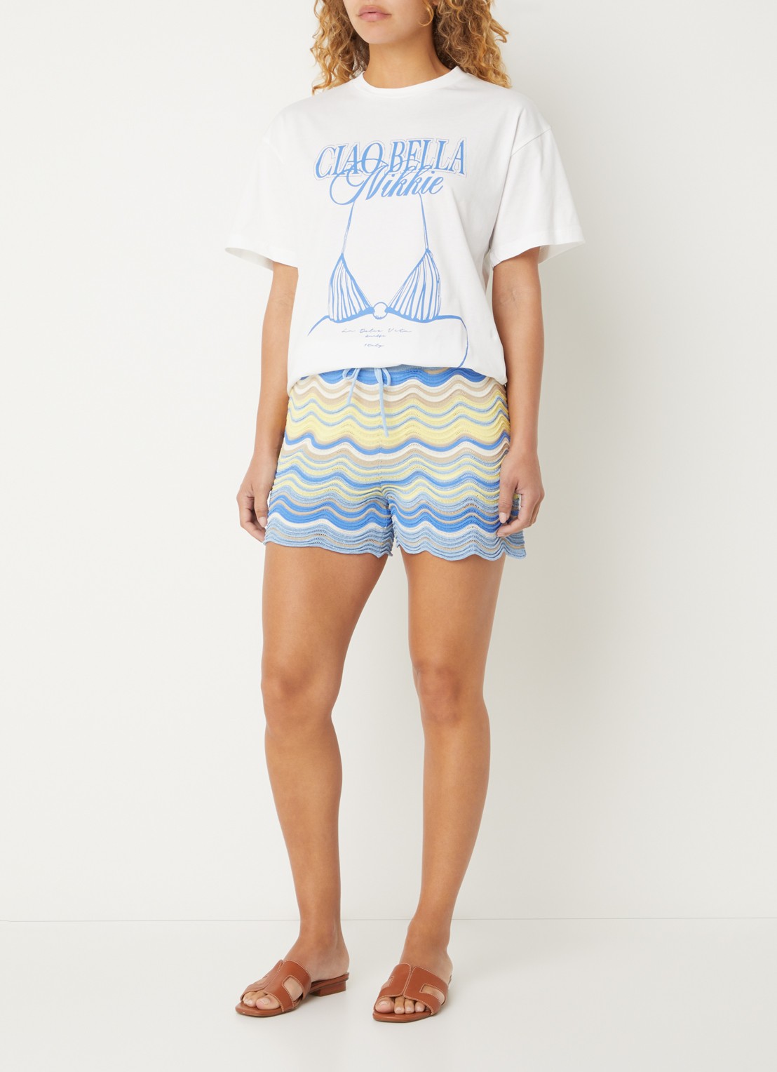 NIKKIE Ciao Bella T-shirt met print - voorkant 4 wit