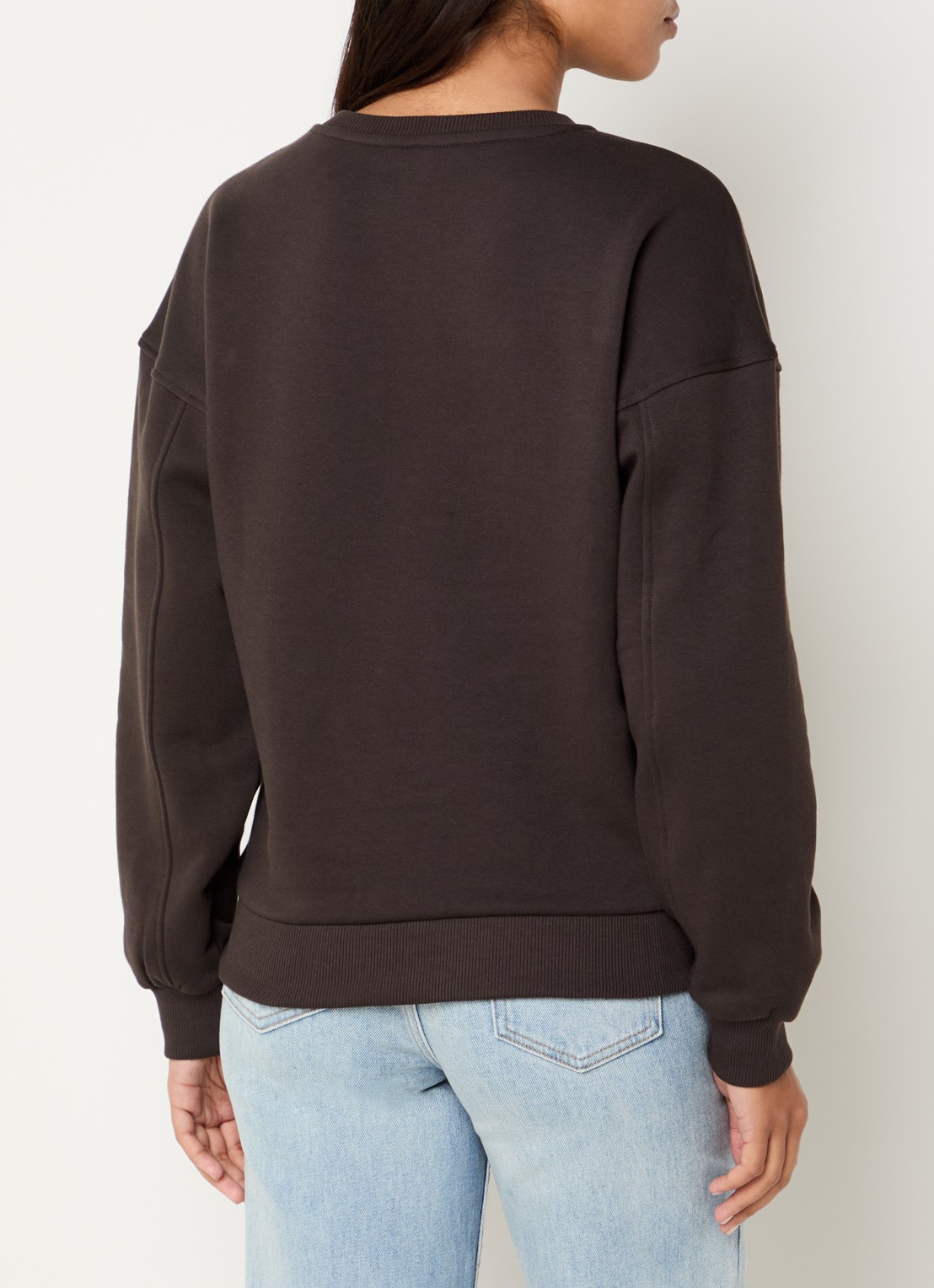 NIKKIE College sweater met logoborduring en -print - achterkant 4 chocoladebruin