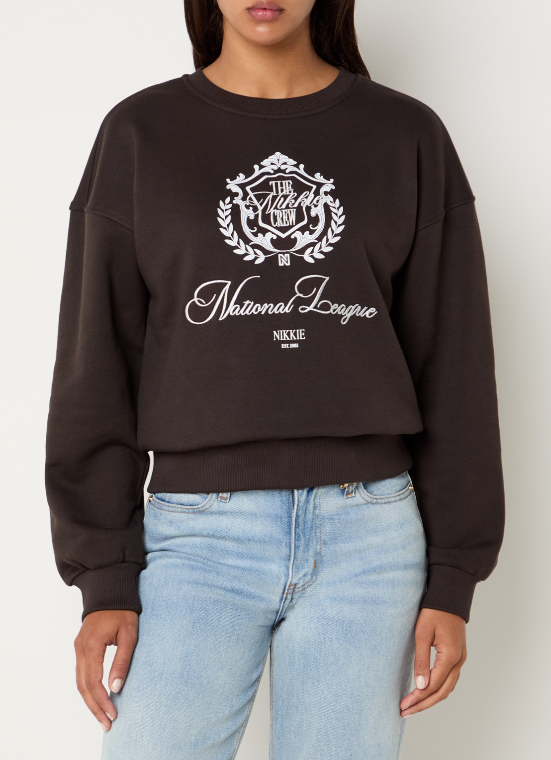 NIKKIE College sweater met logoborduring en -print - detail chocoladebruin