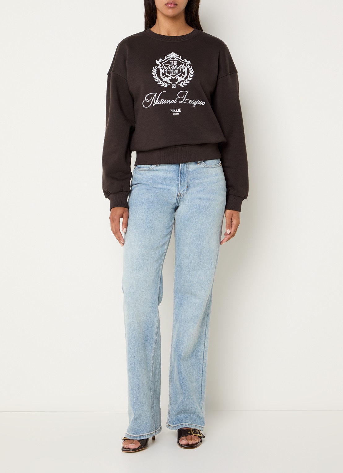 NIKKIE College sweater met logoborduring en -print - voorkant 3 chocoladebruin