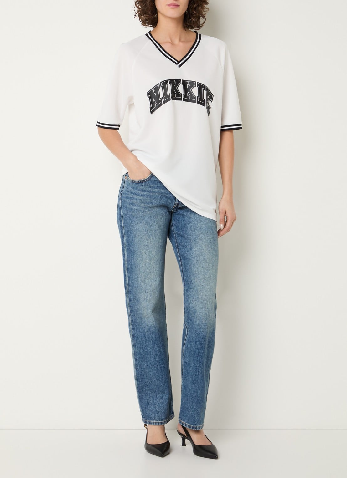 NIKKIE Football T-shirt met logoprint - voorkant 3 wit
