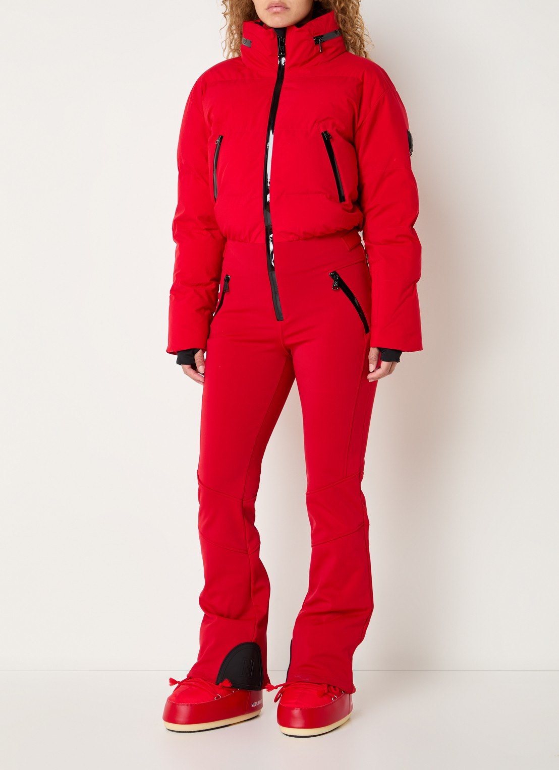 NIKKIE Gemma flared fit skipak met opbergbare capuchon en ritszakken - detail 2 rood