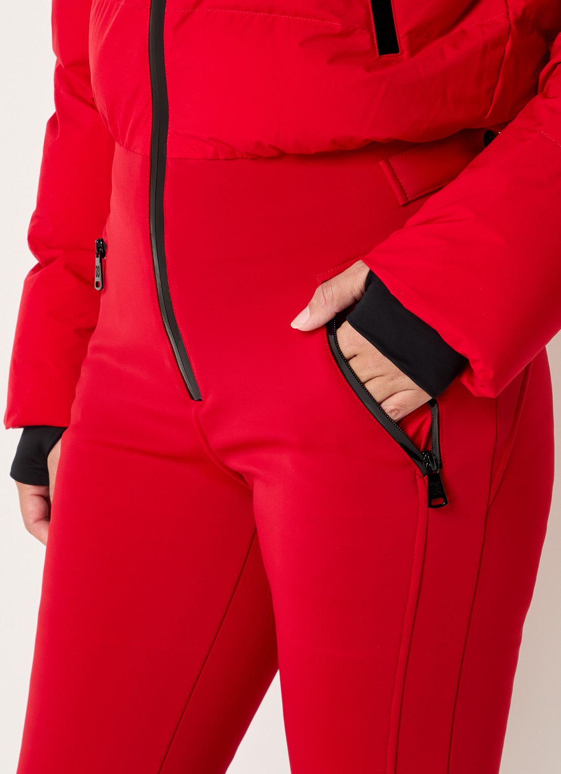 NIKKIE Gemma flared fit skipak met opbergbare capuchon en ritszakken - detail 4 rood