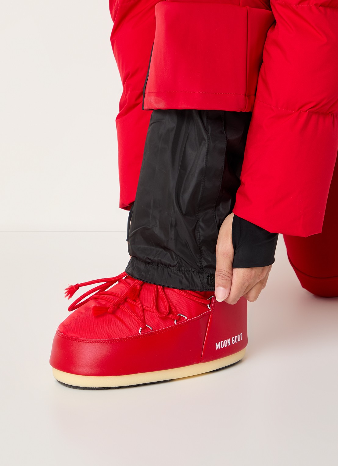 NIKKIE Gemma flared fit skipak met opbergbare capuchon en ritszakken - detail 5 rood