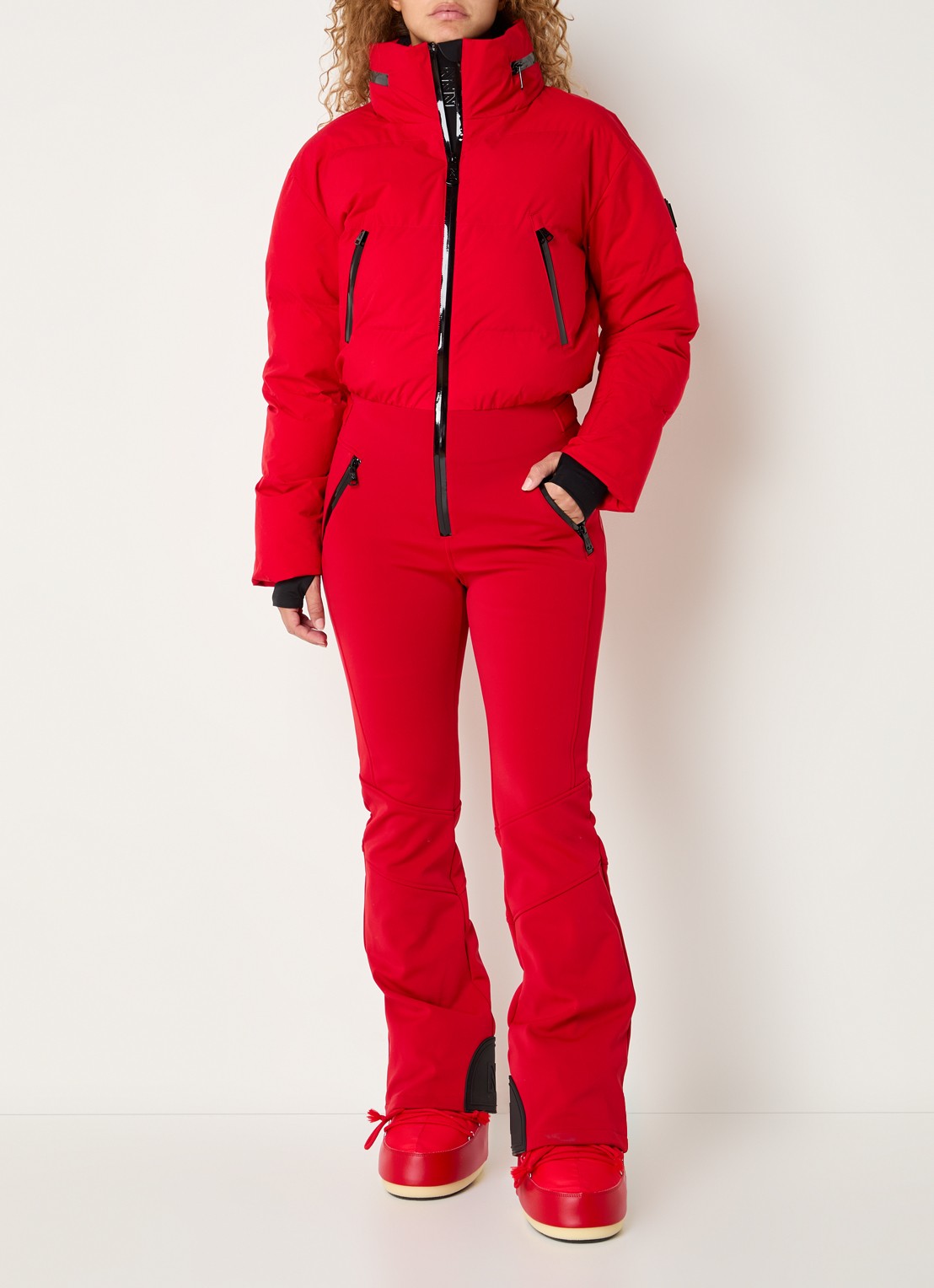 NIKKIE Gemma flared fit skipak met opbergbare capuchon en ritszakken - voorkant 7 rood