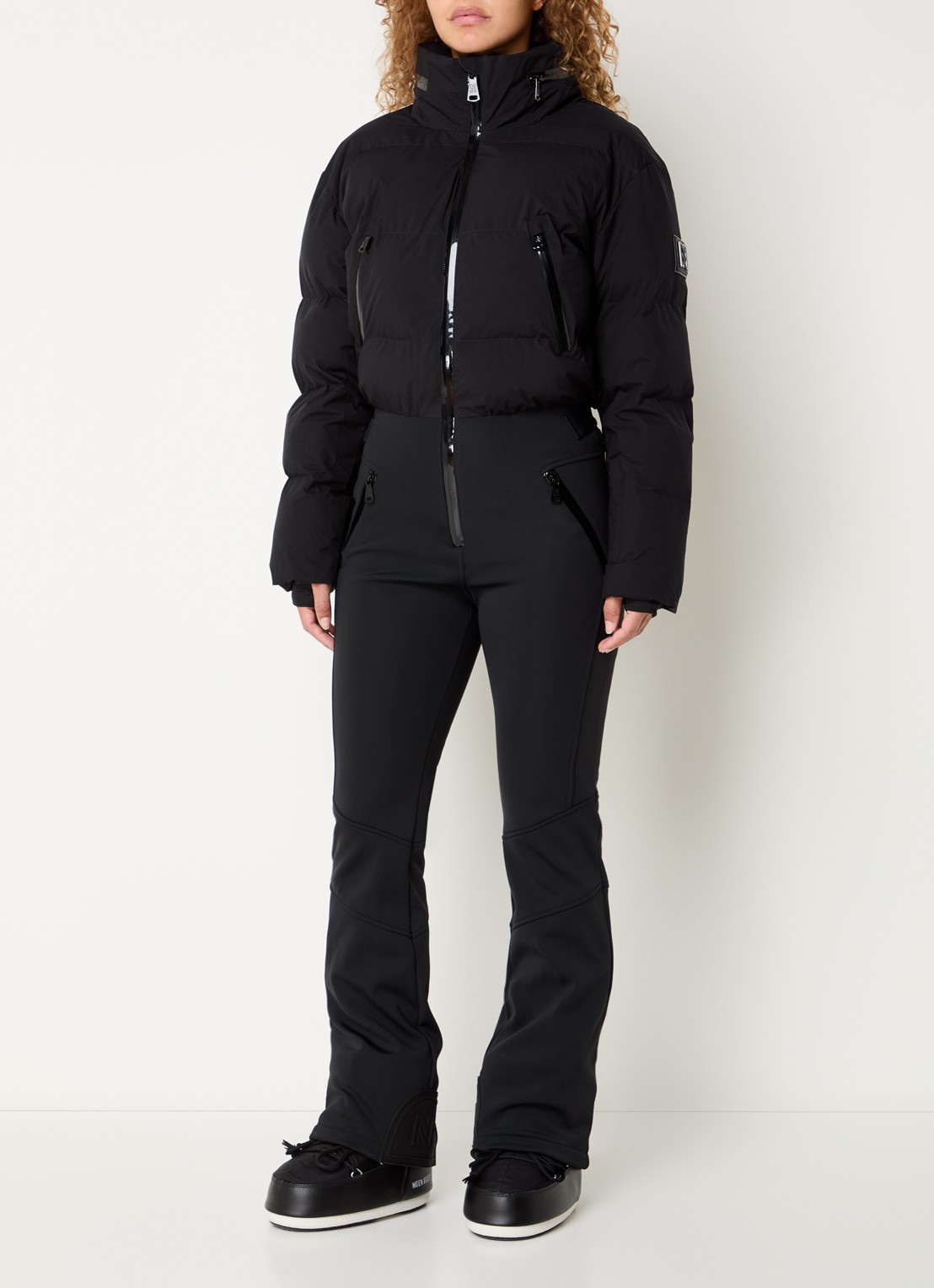 NIKKIE Gemma flared fit skipak met opbergbare capuchon en ritszakken - detail zwart