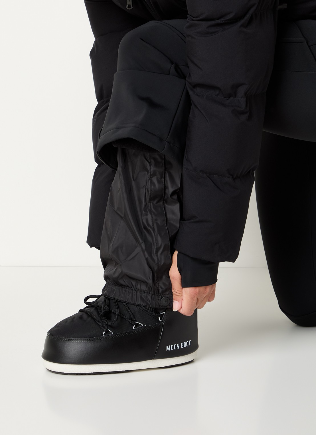 NIKKIE Gemma flared fit skipak met opbergbare capuchon en ritszakken - detail 4 zwart
