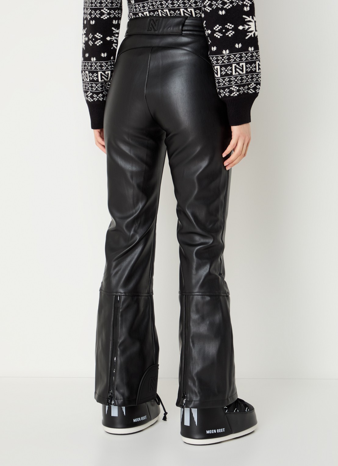 NIKKIE Giza high waist flared fit skibroek van imitatieleer met steekzakken - achterkant zwart