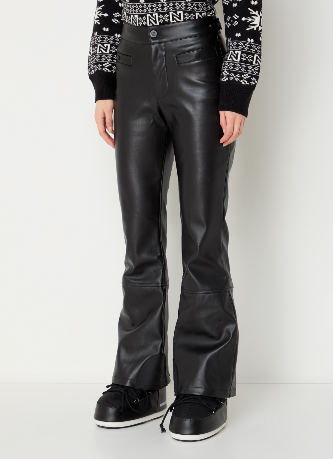 NIKKIE Giza high waist flared fit skibroek van imitatieleer met steekzakken - detail 4 zwart