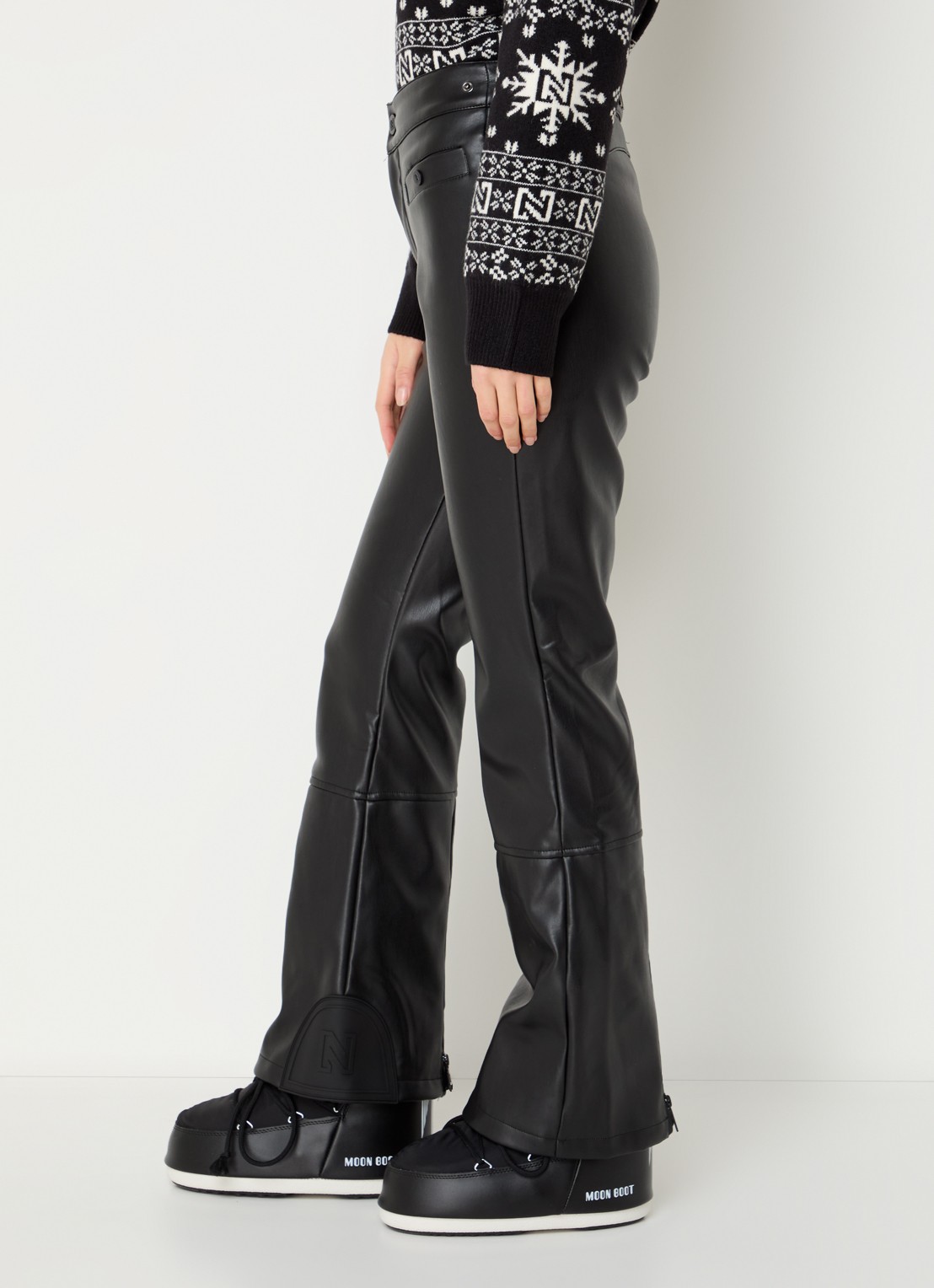 NIKKIE Giza high waist flared fit skibroek van imitatieleer met steekzakken - detail 5 zwart