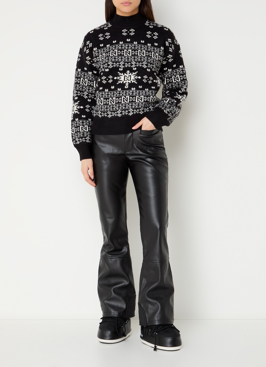 NIKKIE Giza high waist flared fit skibroek van imitatieleer met steekzakken - voorkant 3 zwart