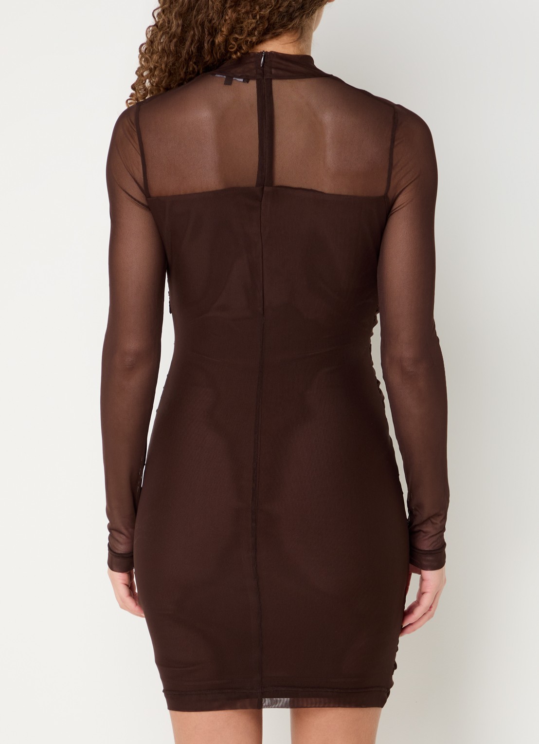 NIKKIE Huelva mini jurk van mesh met gedrapeerd detail - achterkant 2 donkerbruin