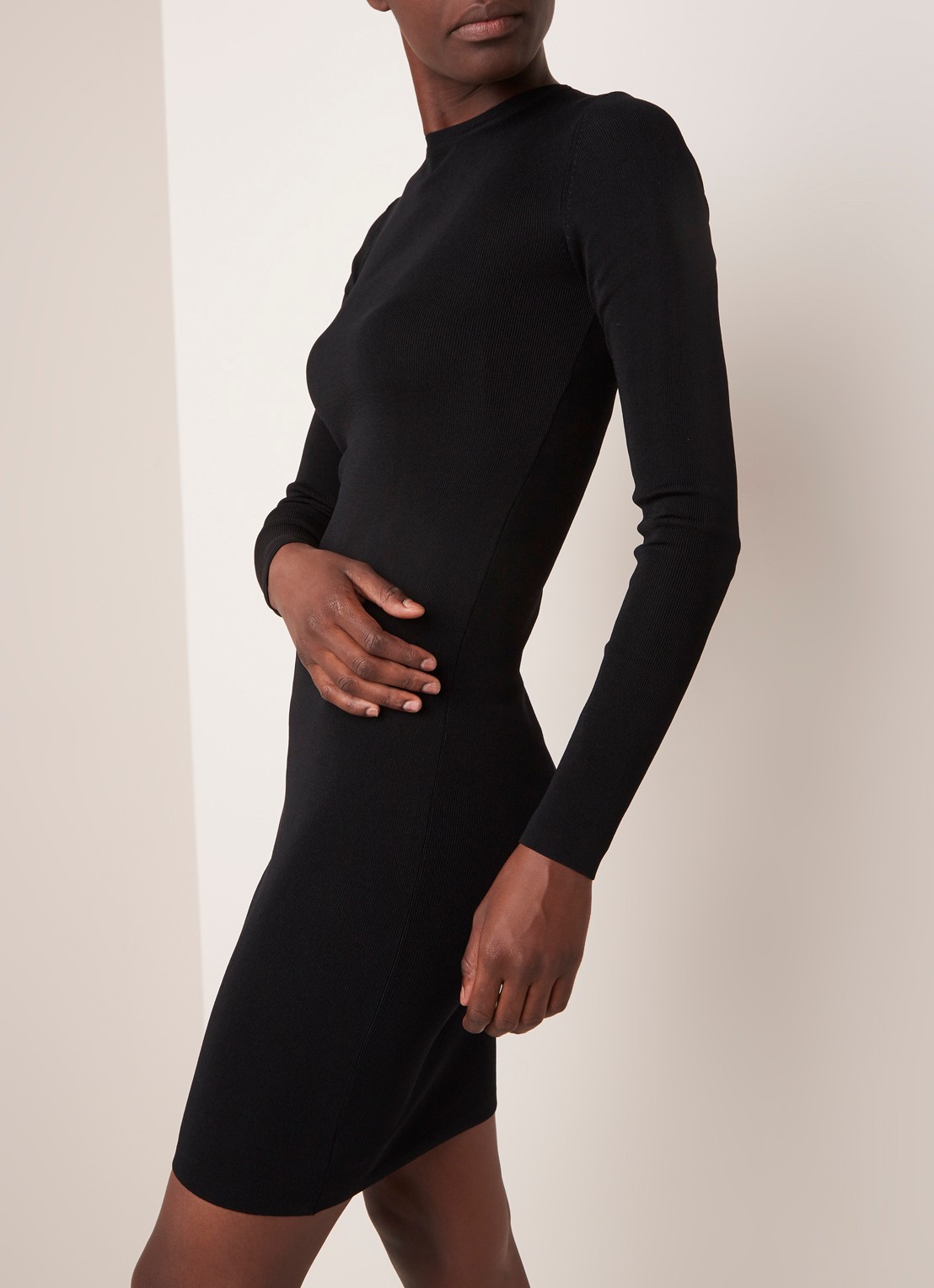 NIKKIE Jolie fijngebreide fitted midi jurk - detail 4 zwart