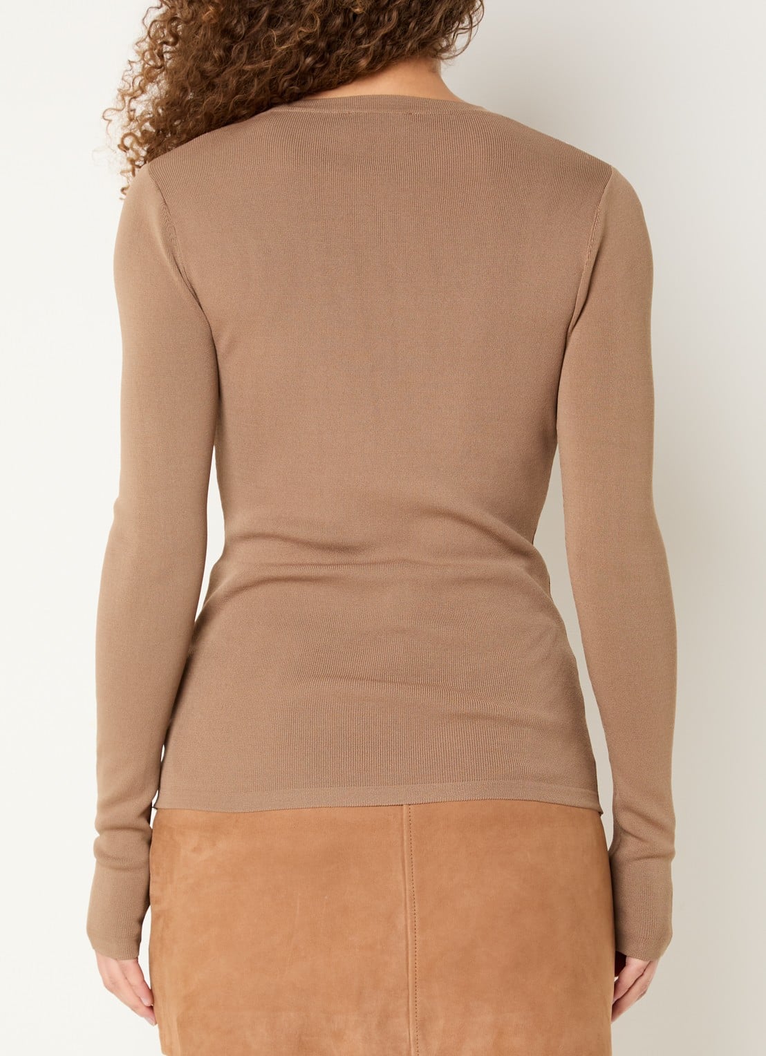 NIKKIE Jolie fijngebreide longsleeve met stretch - achterkant 2 lichtbruin