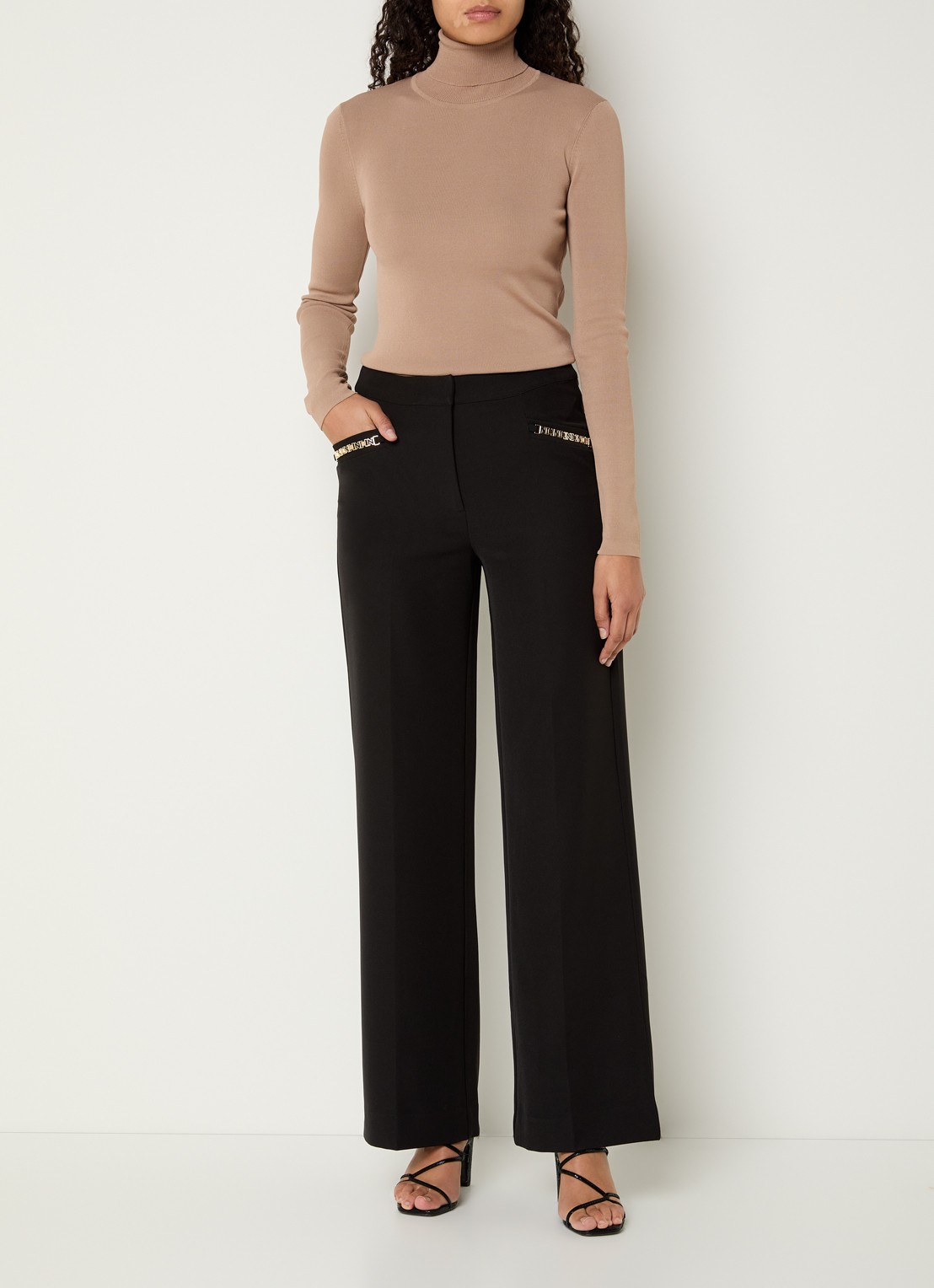 NIKKIE Jolie fijngebreide top met col - voorkant 3 beige