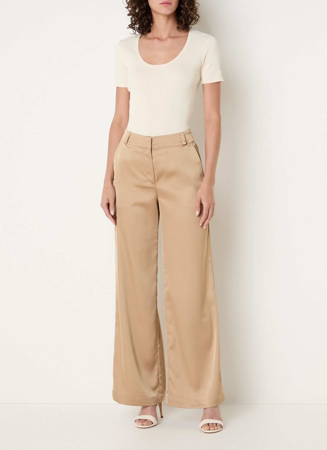 NIKKIE Jolie T-shirt met ronde hals - voorkant 2 creme