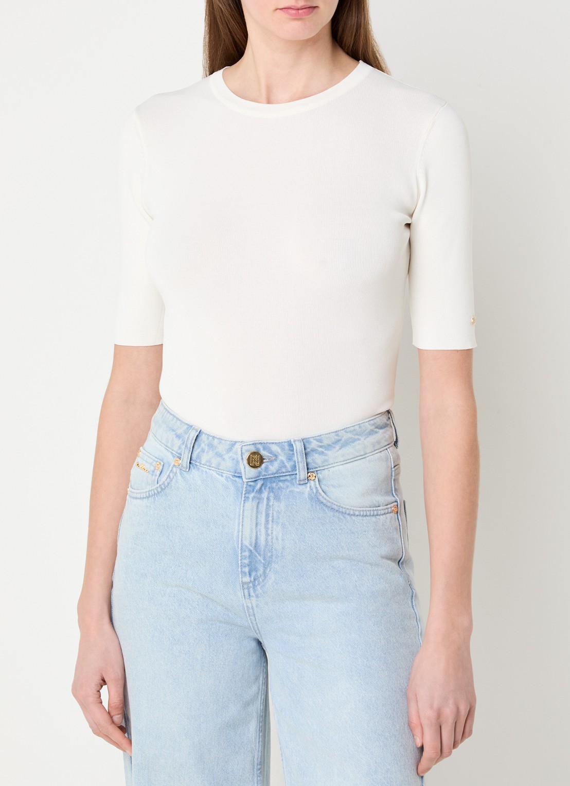 NIKKIE Jolie top met ronde hals - detail 2 gebroken wit