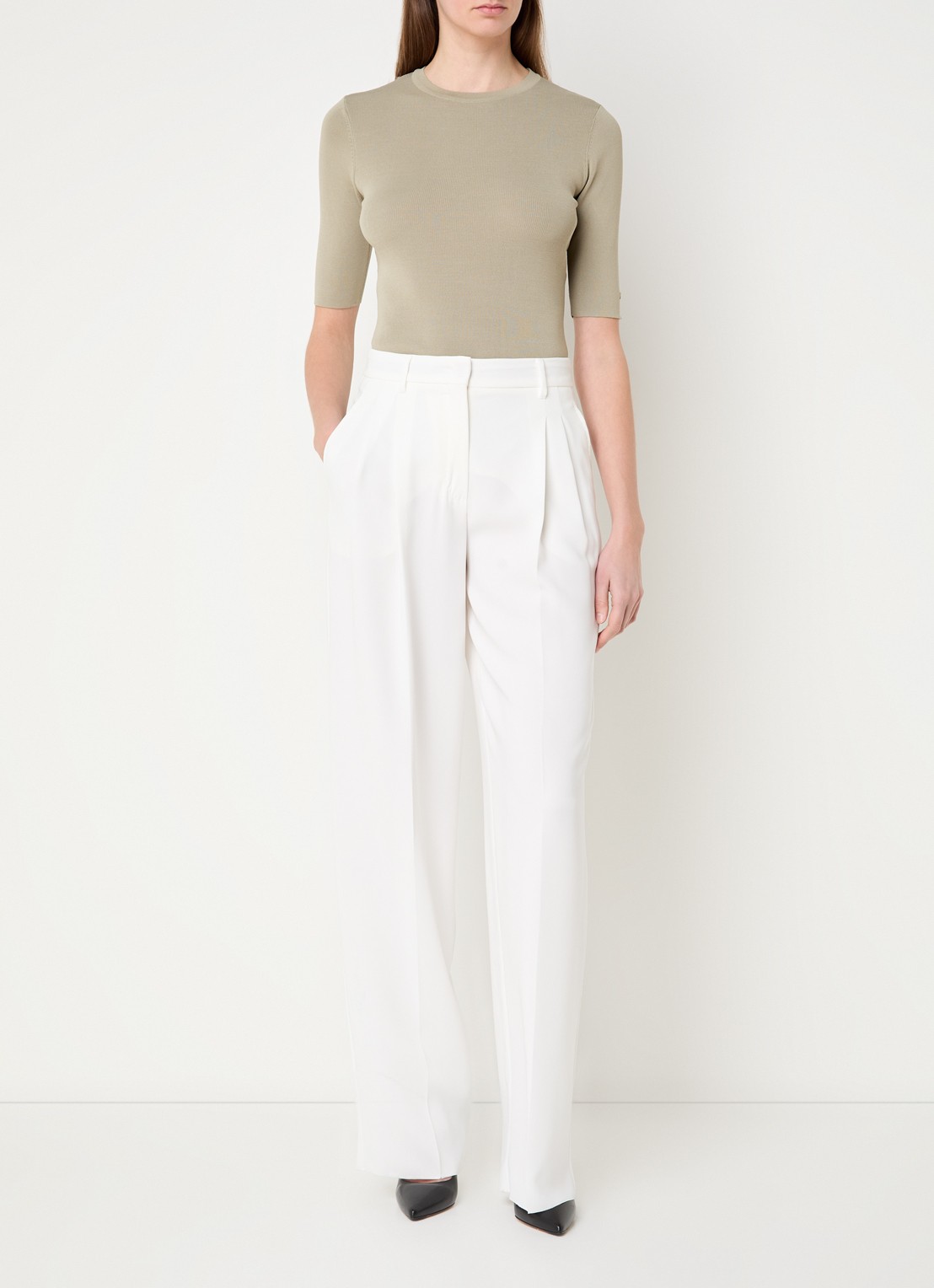 NIKKIE Jolie top met ronde hals - voorkant 2 khaki
